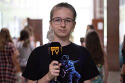 Mládá moderátorka v rádiovém studiu www.medialni-tabor.eu